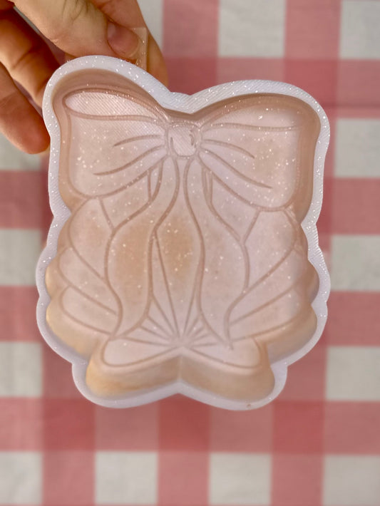 Clamshell with bow