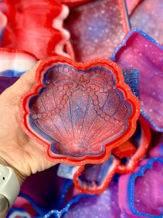 Clamshell with pearl bow